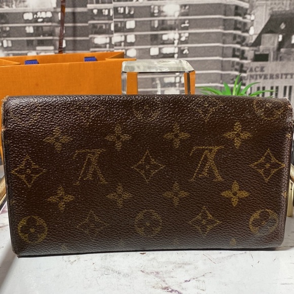 Louis Vuitton Monogram Sarah Wallet - Authentic - Picture 9 of 16